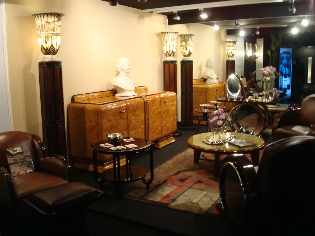 miroir ancien décoratif dans un cadre élégant