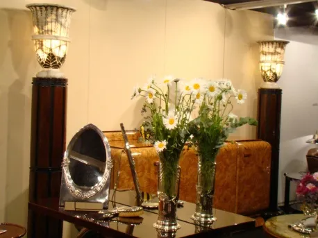 espejo antiguo con adornos florales en un entorno elegante