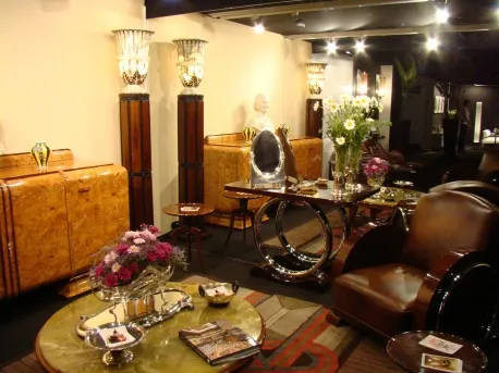 antikes Spiegel in elegantem Ambiente mit Blumen