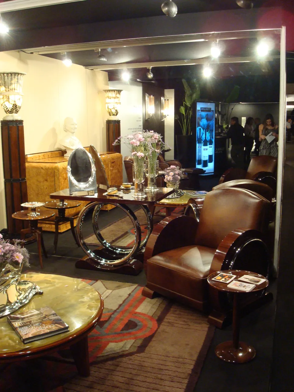 specchio antico con cornice ornata in un elegante salone