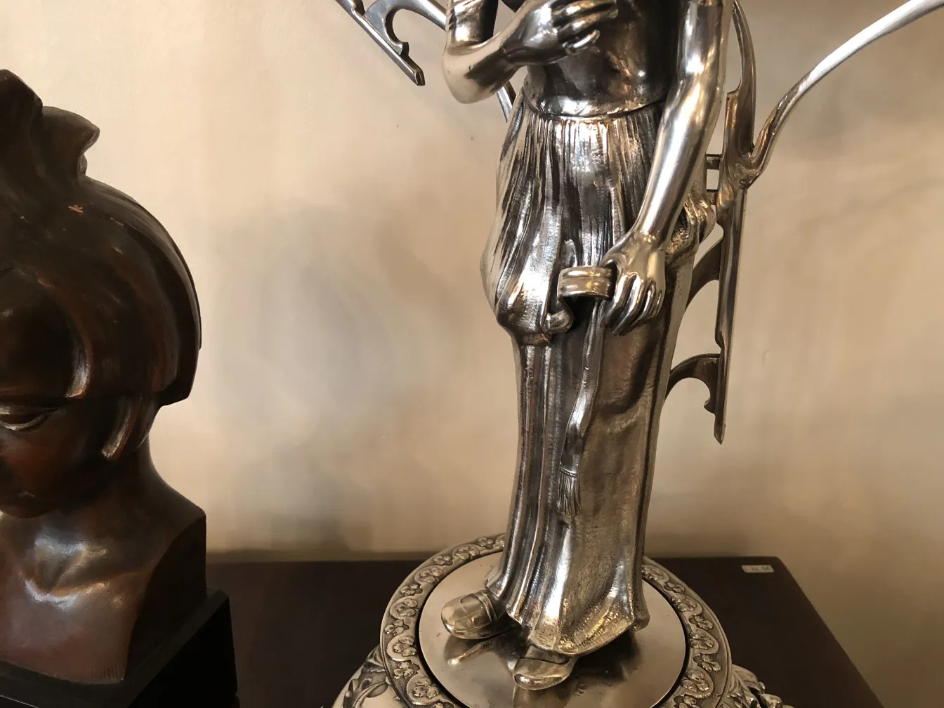 specchio antico con base ornata e figura