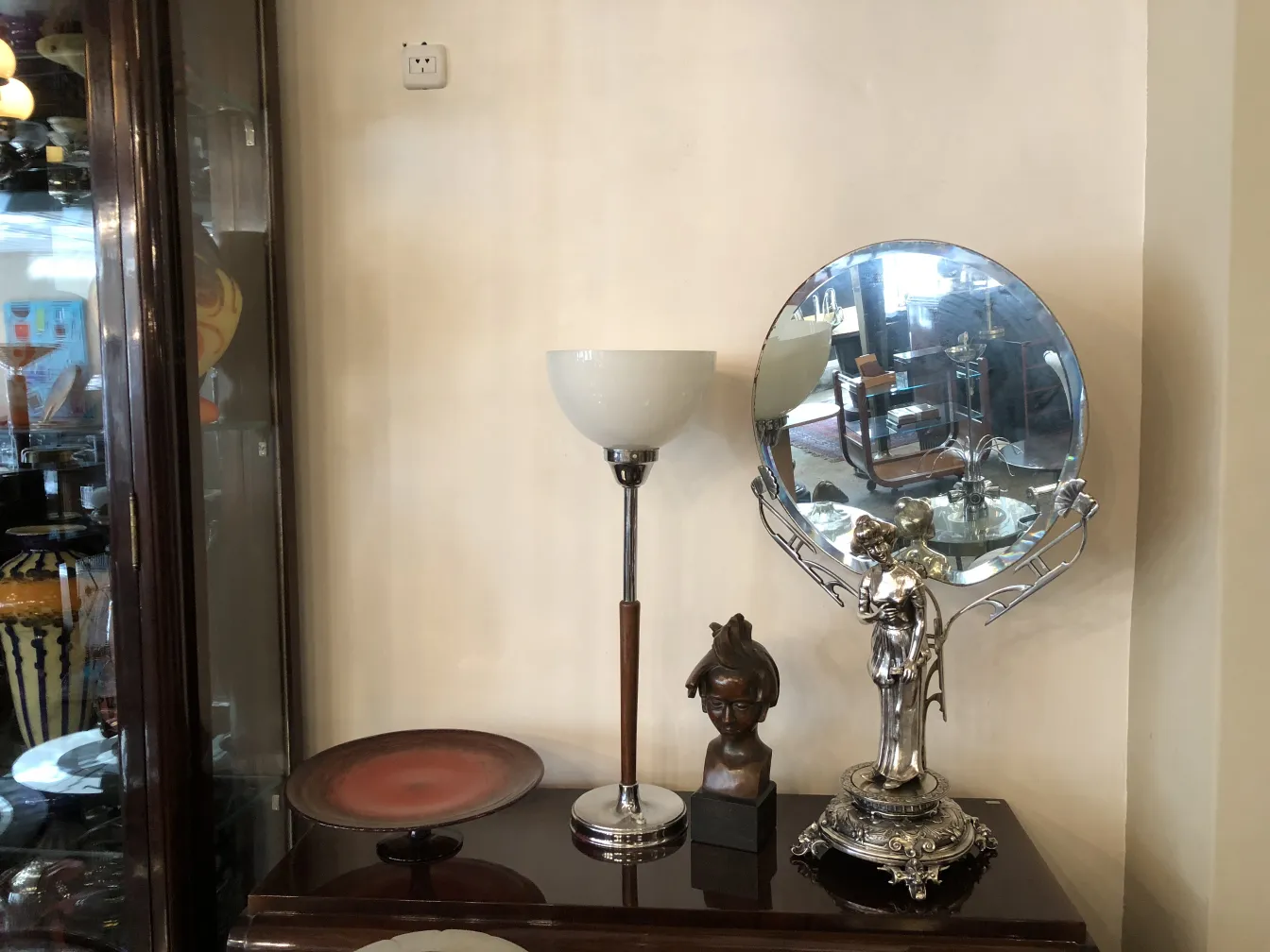 Miroir ancien avec base décorative et détails en art nouveau.