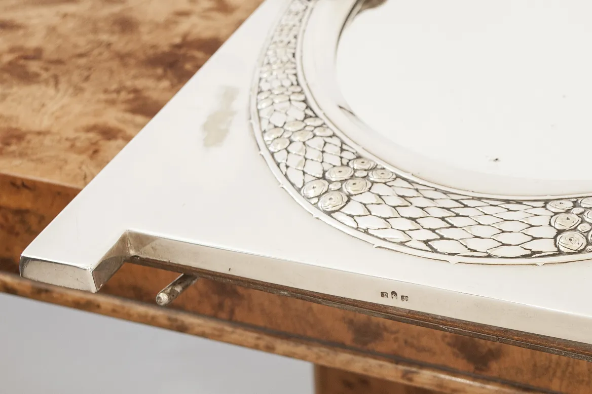 specchio antico con design art nouveau, decorativo ed elegante.