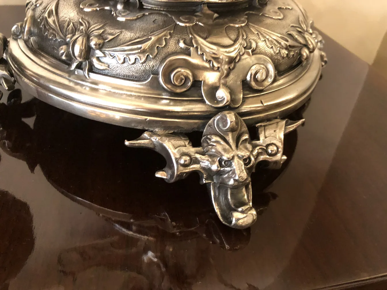 Specchio antico in stile Art Nouveau con dettagli decorativi