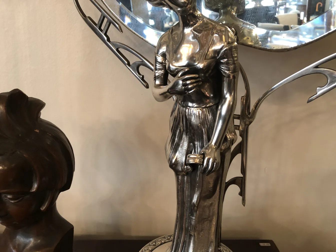 espelho antigo no estilo Art Nouveau com figura feminina