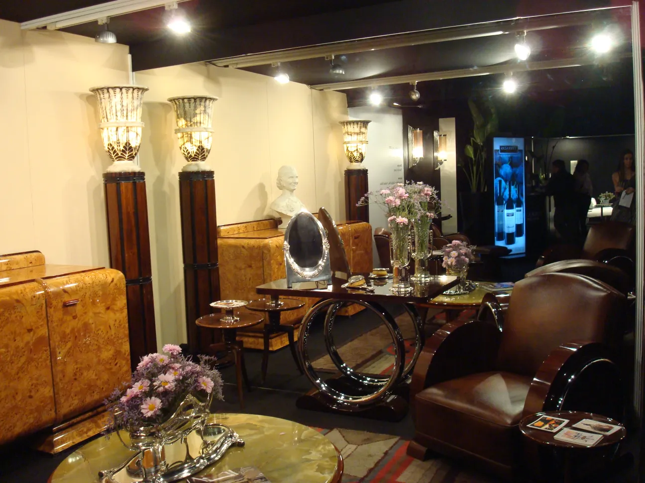 espejo antiguo con colores brillantes en un ambiente elegante