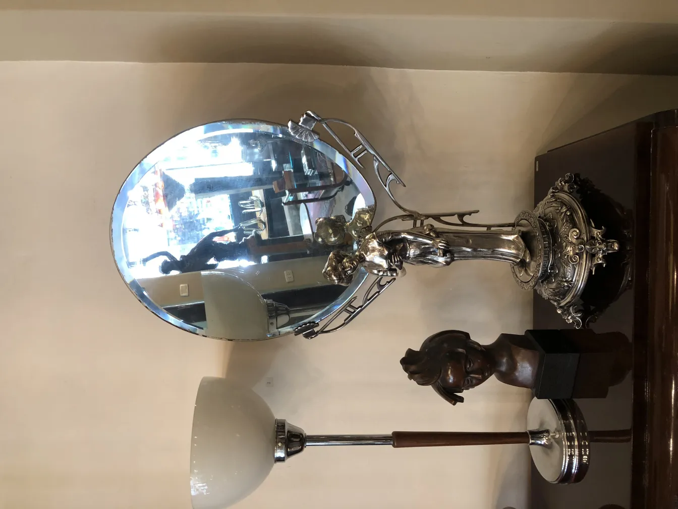 espejo antiguo decorativo con soporte artístico, fondo neutro