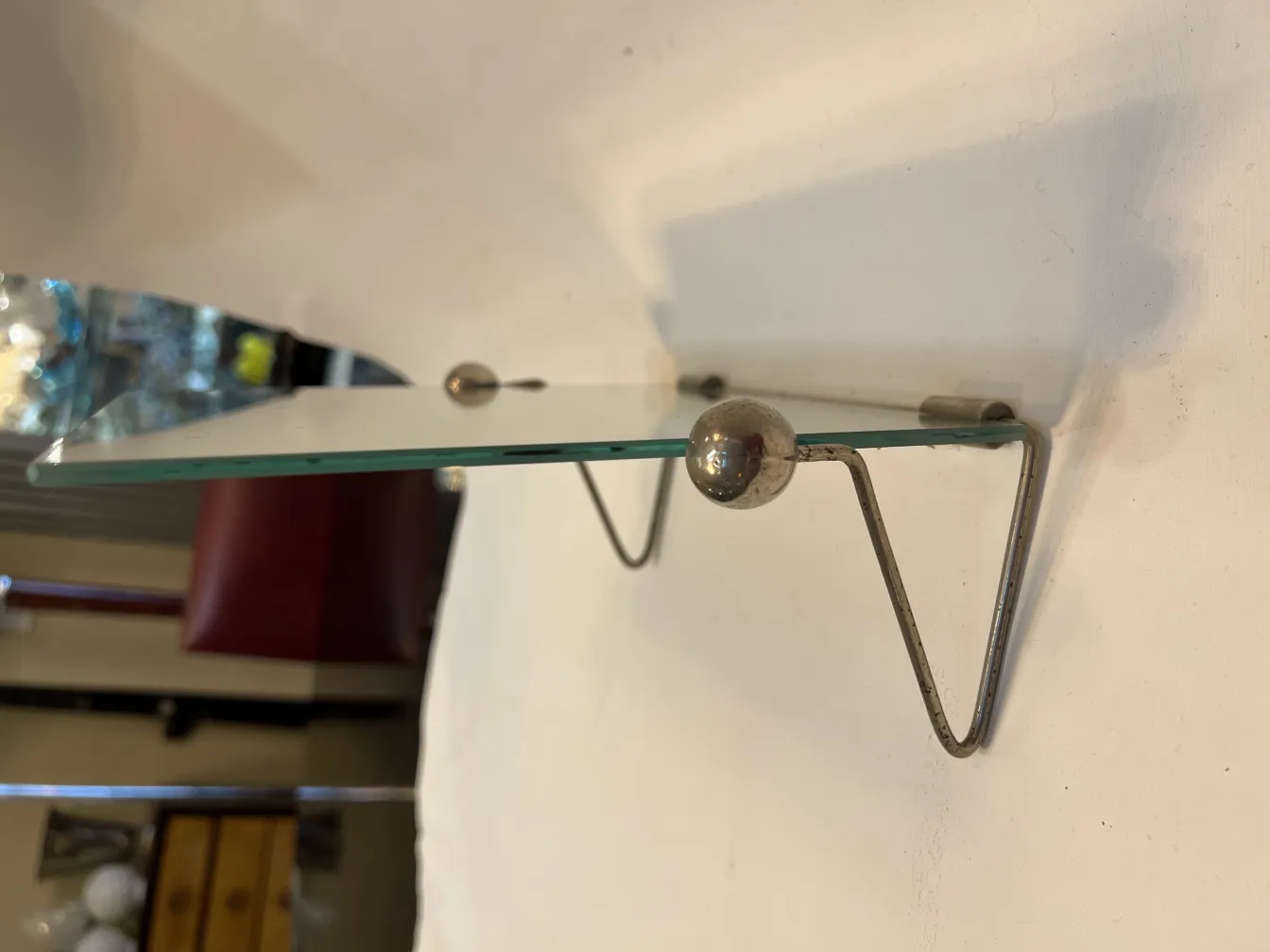 espejo antiguo con soporte de montaje y fondo claro