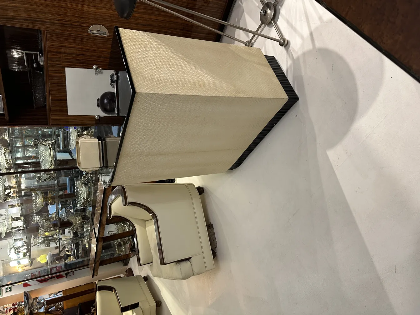 Specchio antico decorativo con dettagli eleganti in un ambiente classico.