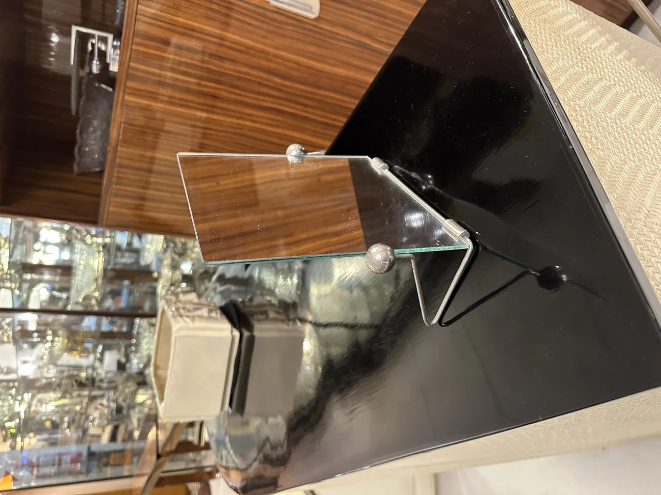 espejo antiguo pequeño con diseño clásico y soporte