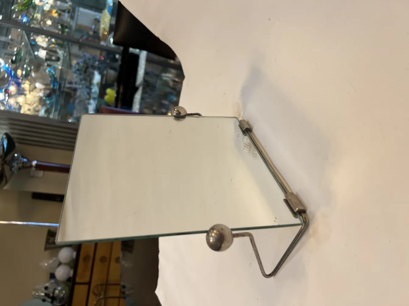 Miroir ancien avec détail de style Art Nouveau à la base