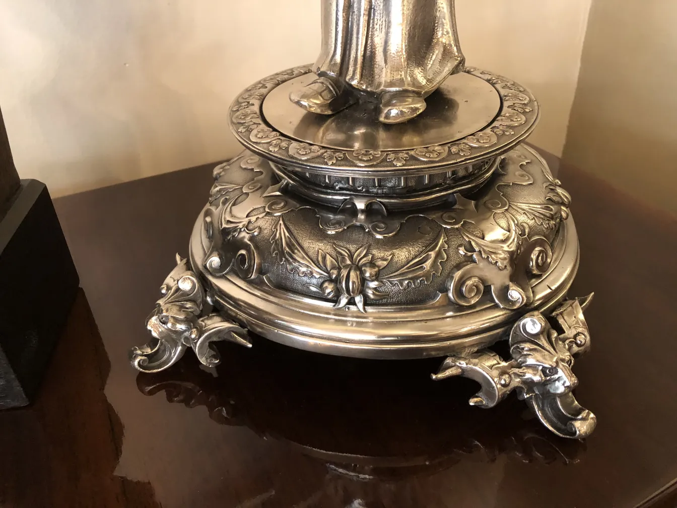 espejo antiguo con soporte decorativo, estilo Art Nouveau, ornamentos detalles