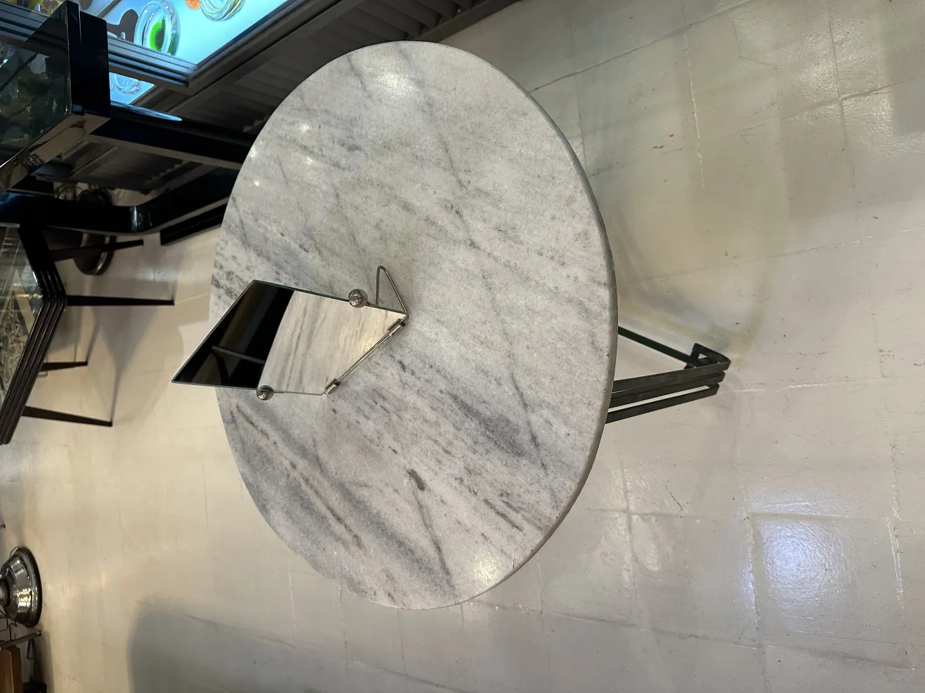 specchio antico con supporto in stile Art Nouveau su tavolo