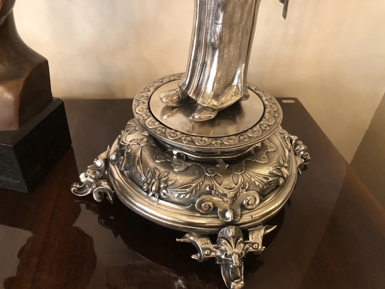 Античное зеркало с декоративной основой в стиле арт-нуво, элегантное.