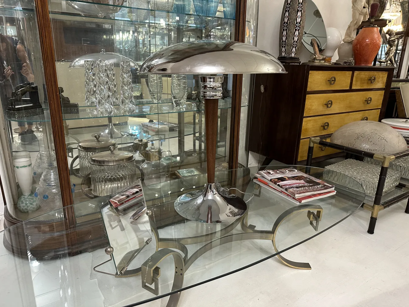 specchio antico in ambiente vintage, lampada e oggetti in vetro