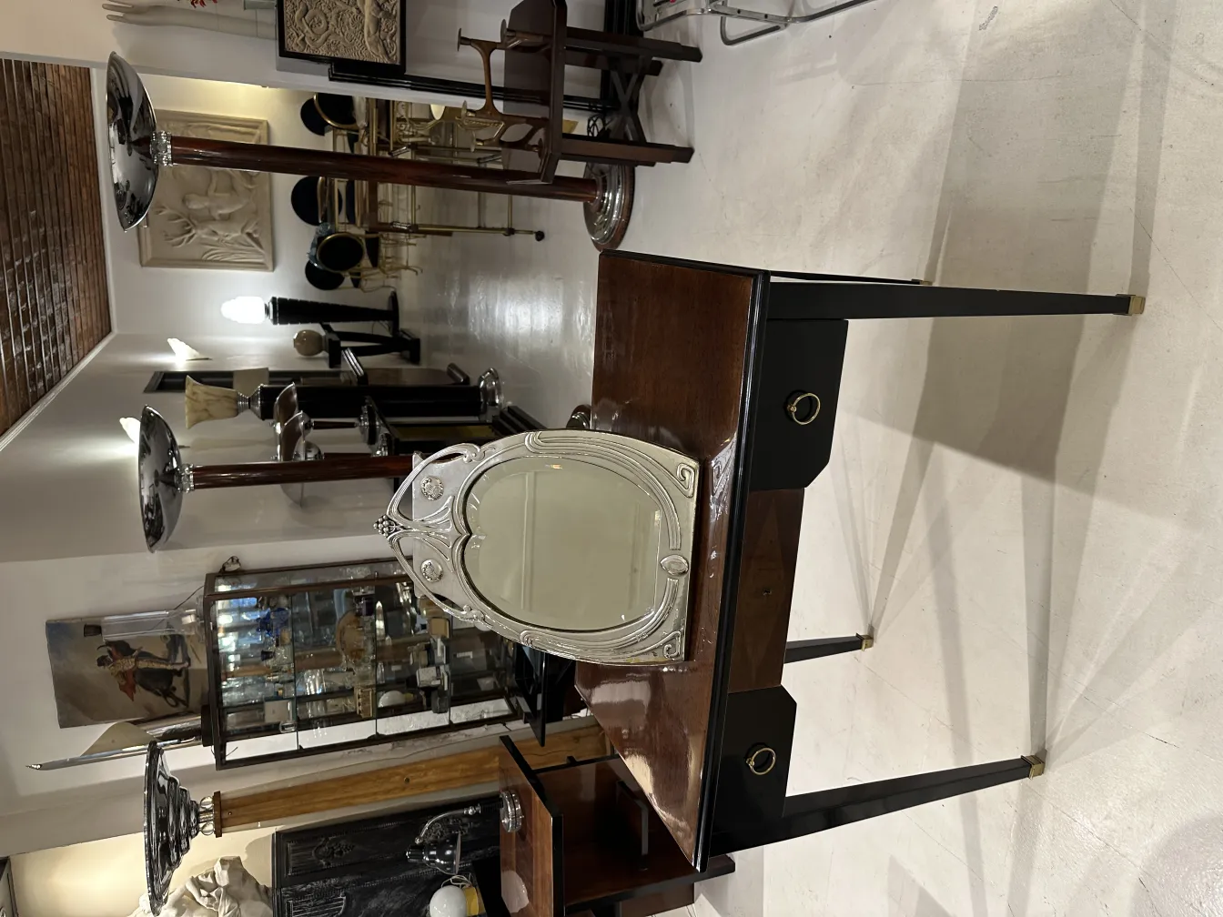 espejo antiguo con detalles ornamentales en un ambiente elegante