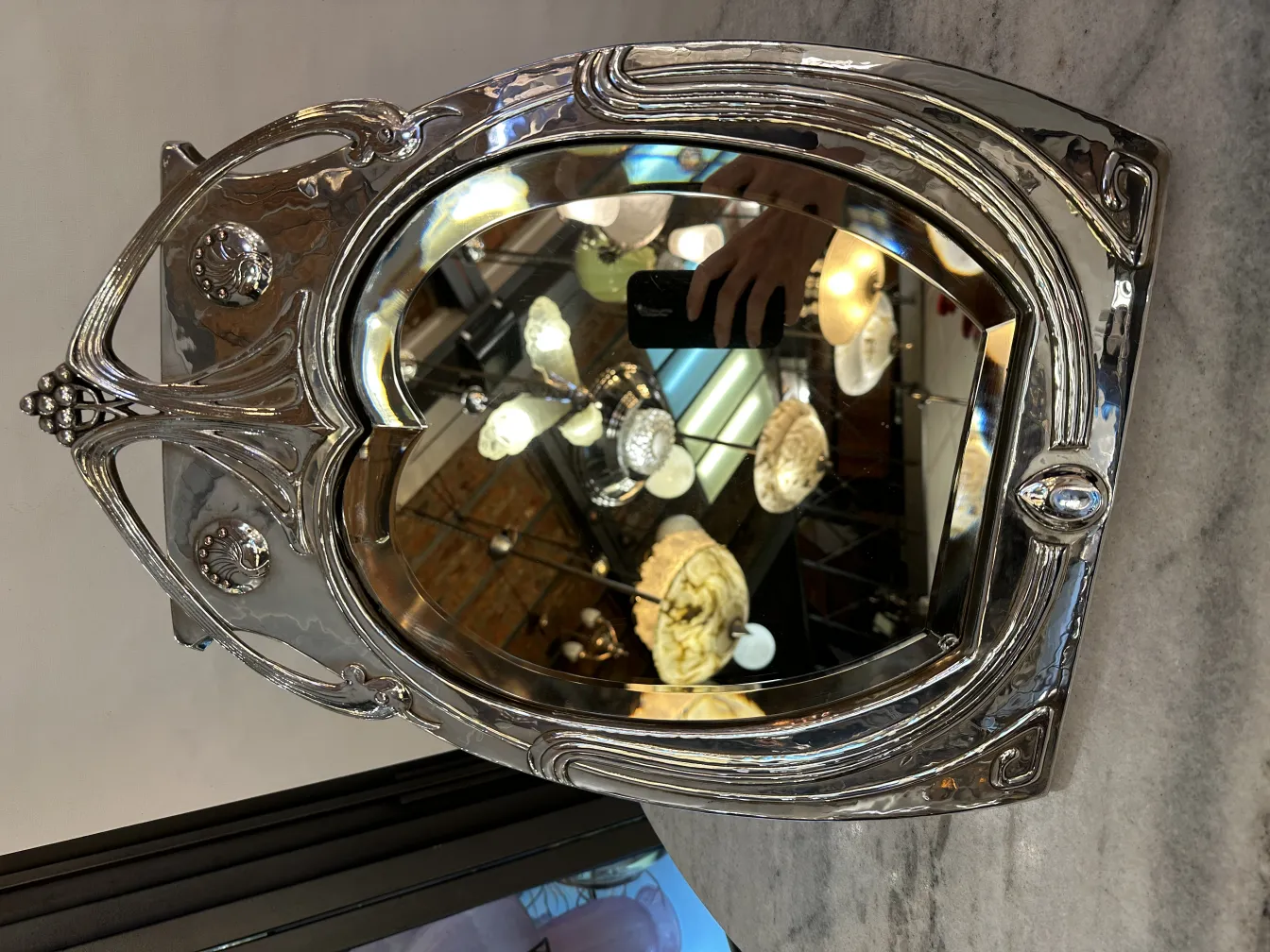 espelho antigo com detalhes decorativos na moldura