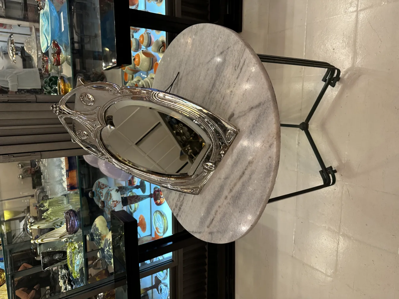 Miroir ancien décoratif avec cadre élaboré, style Art Nouveau.