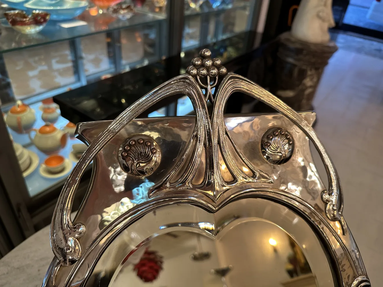 antiker Spiegel mit Art Nouveau-Details, dekorativer Stil