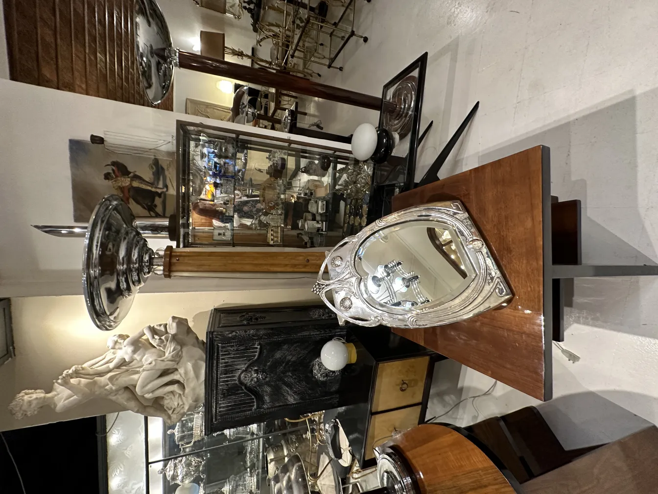 Espelho antigo com design Art Nouveau em um ambiente elegante.