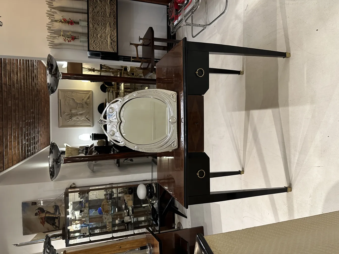 Miroir ancien de Art Nouveau avec cadre décoratif dans un cadre élégant.