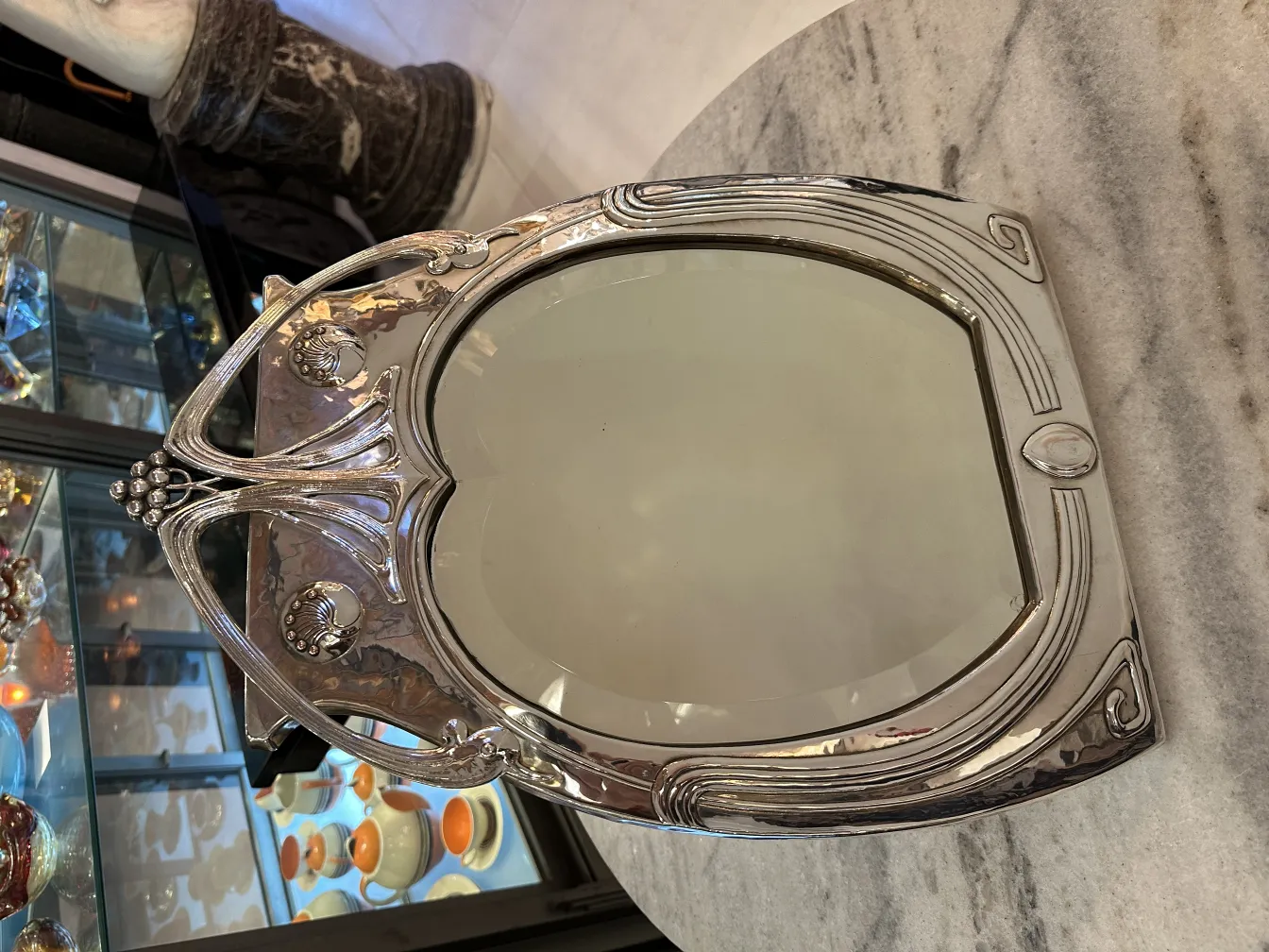 specchio da bagno antico con design art nouveau in un'atmosfera accogliente