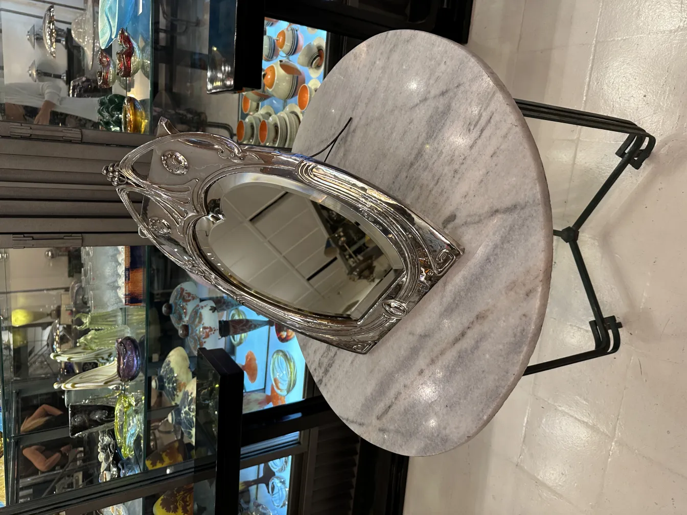 specchio antico decorativo con dettagli art nouveau, in un ambiente elegante