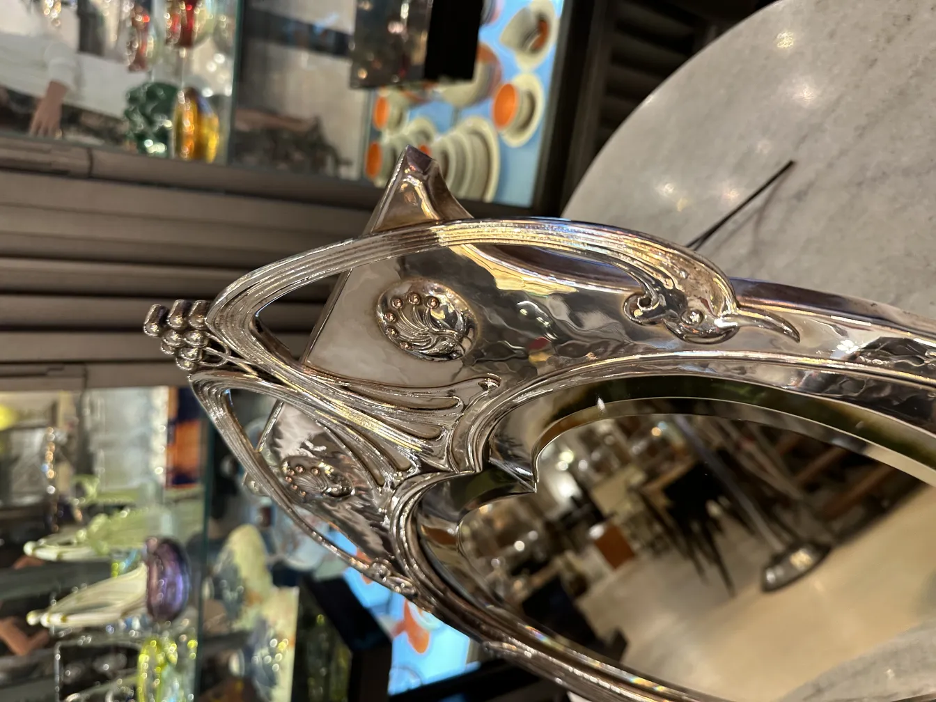 specchio antico con decorazioni in stile art nouveau e riflessi