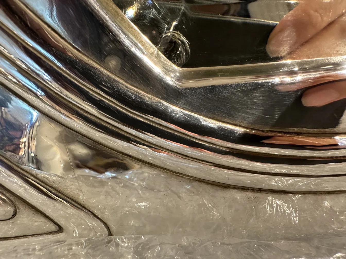 مرآة قديمة بتفاصيل فنية جديدة وانعكاسات