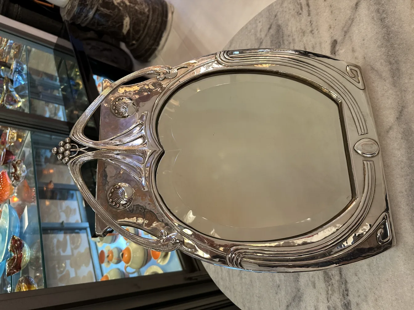 miroir ancien avec cadre décoratif