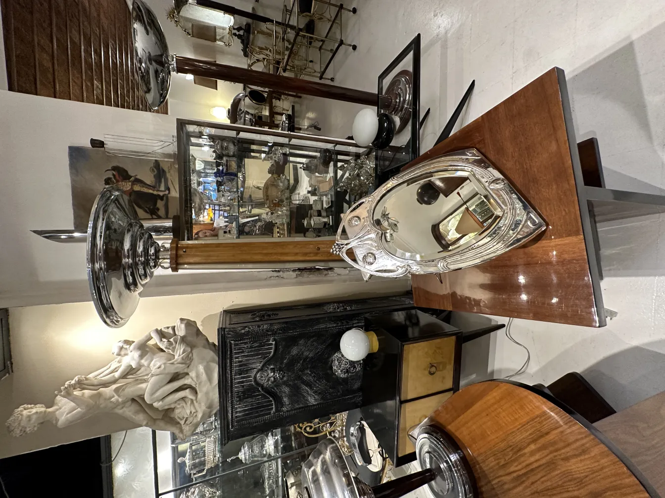 antiker kosmetikspiegel mit Art Nouveau-Design, dekoriert und glänzend