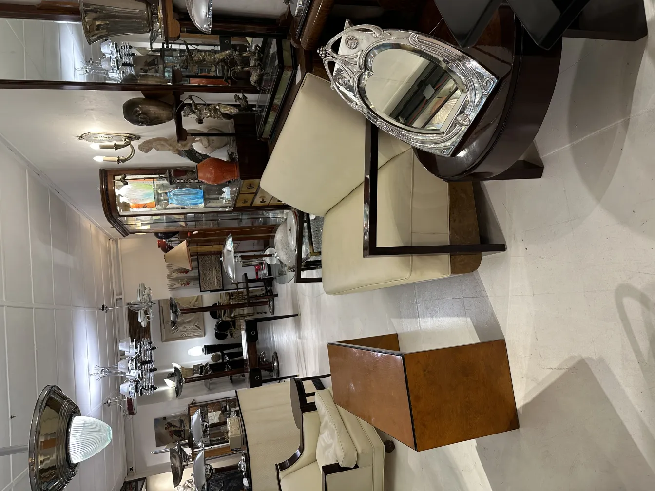 espelho antigo com borda decorativa em ambiente vintage