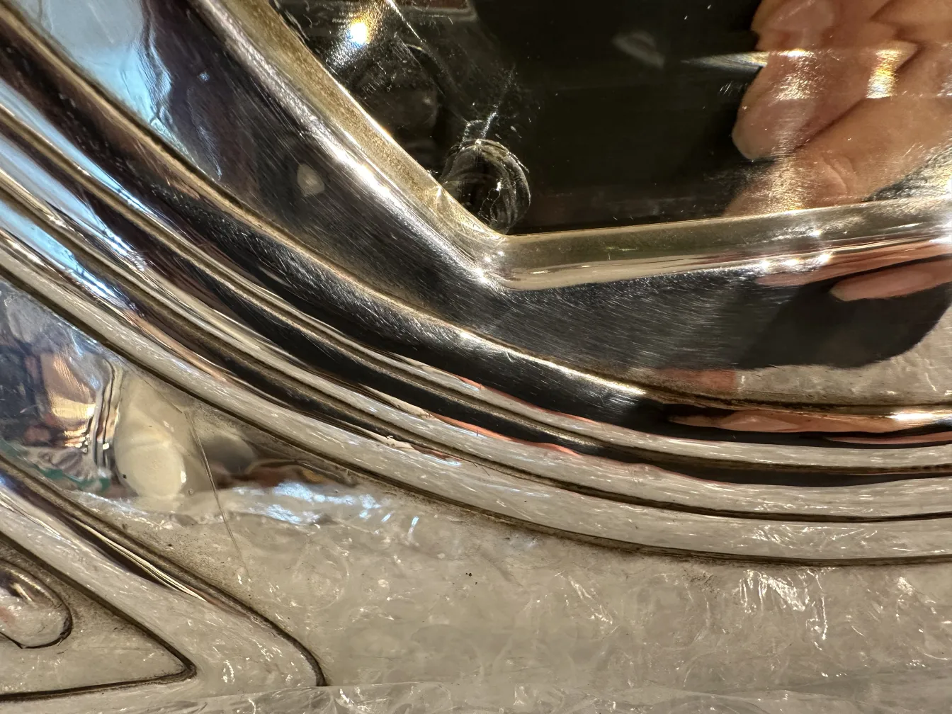 Miroir ancien avec un cadre orné de style Art Nouveau.