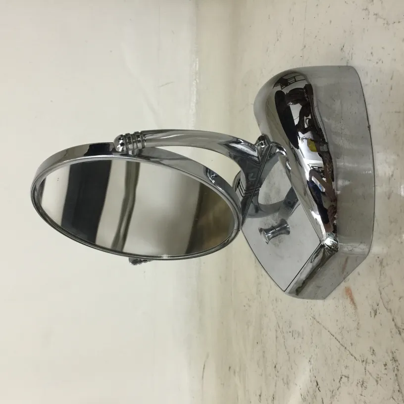 Miroir ancien avec une base élégante.