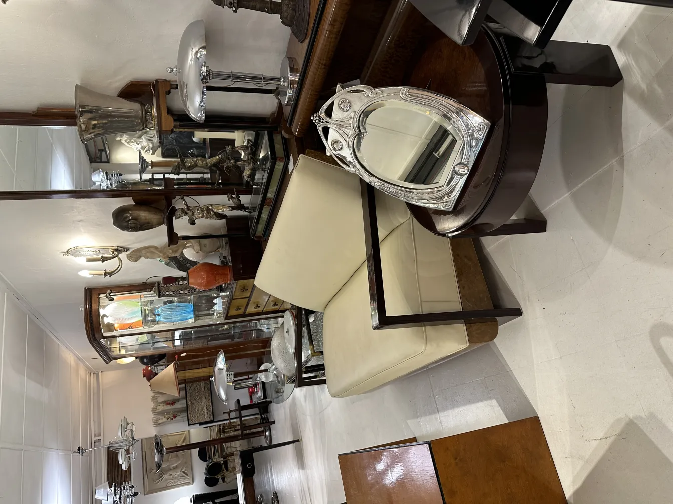 Miroir ancien avec design Art Nouveau dans une pièce décorée.