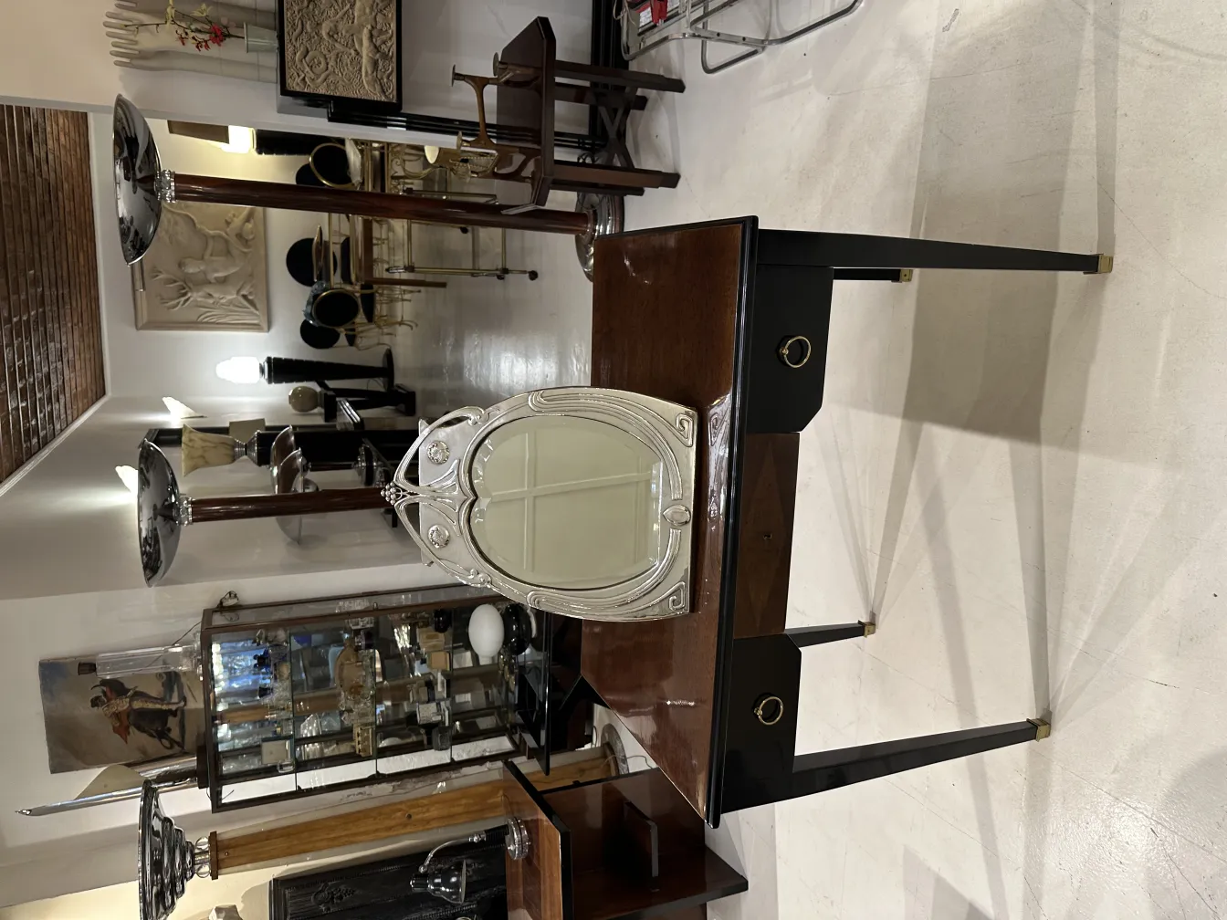 Miroir ancien avec cadre artistique sur une table élégante.