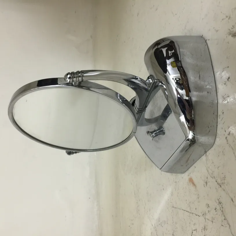 古董镜子，优雅的框架和经典的设计。