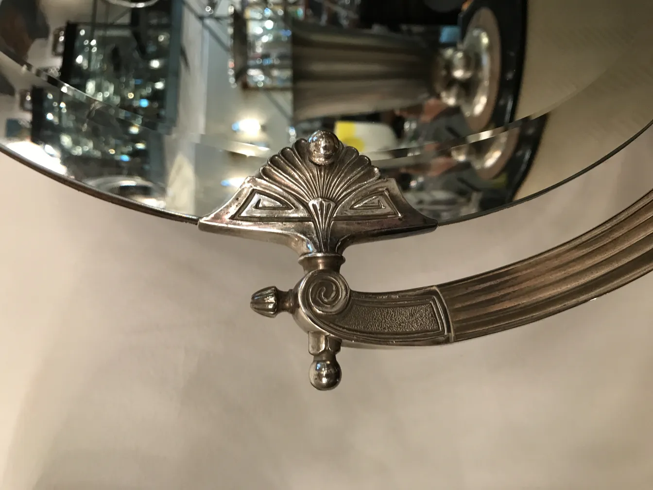 espelho antigo com detalhes decorativos elegantes