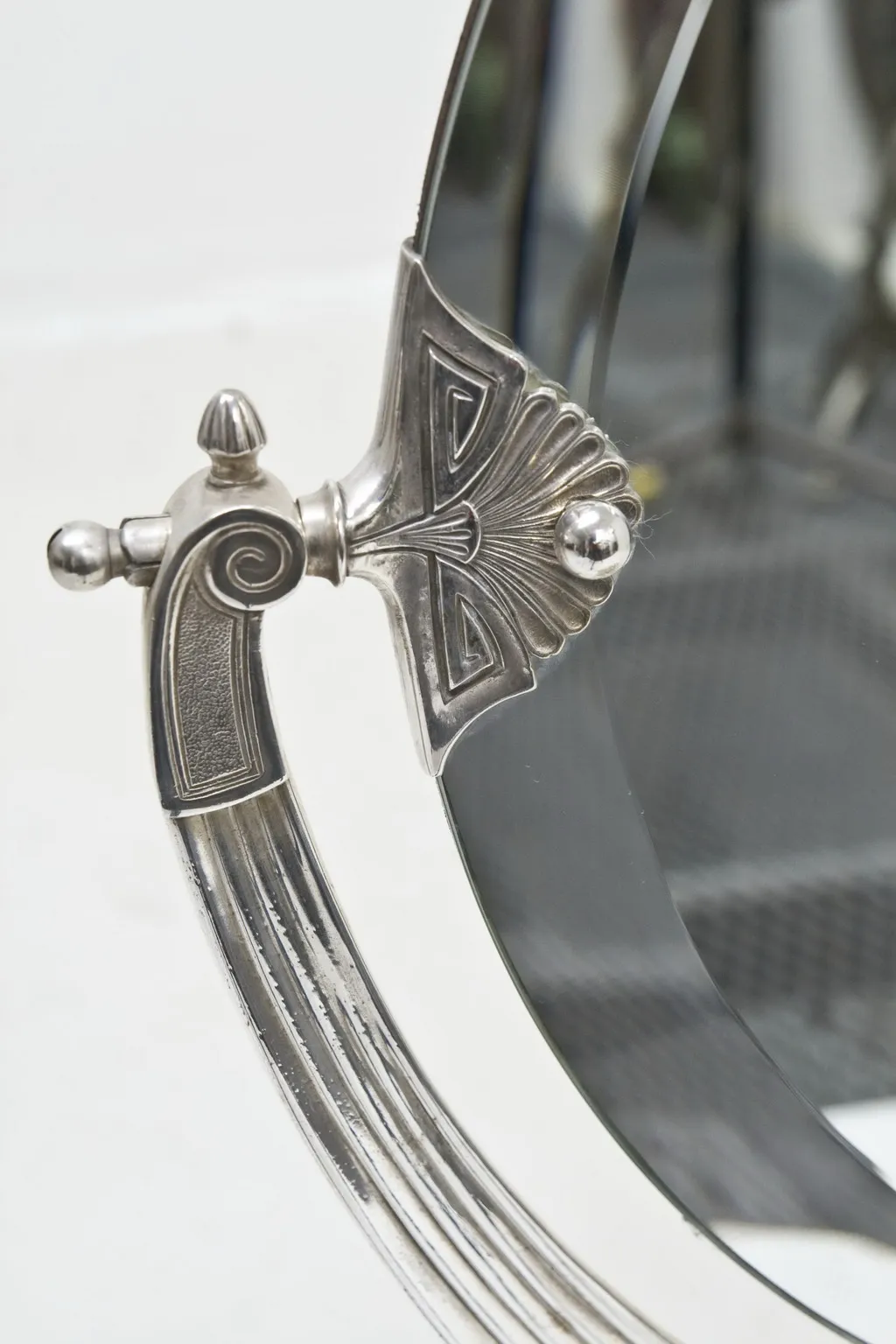 specchio antico con dettagli art nouveau