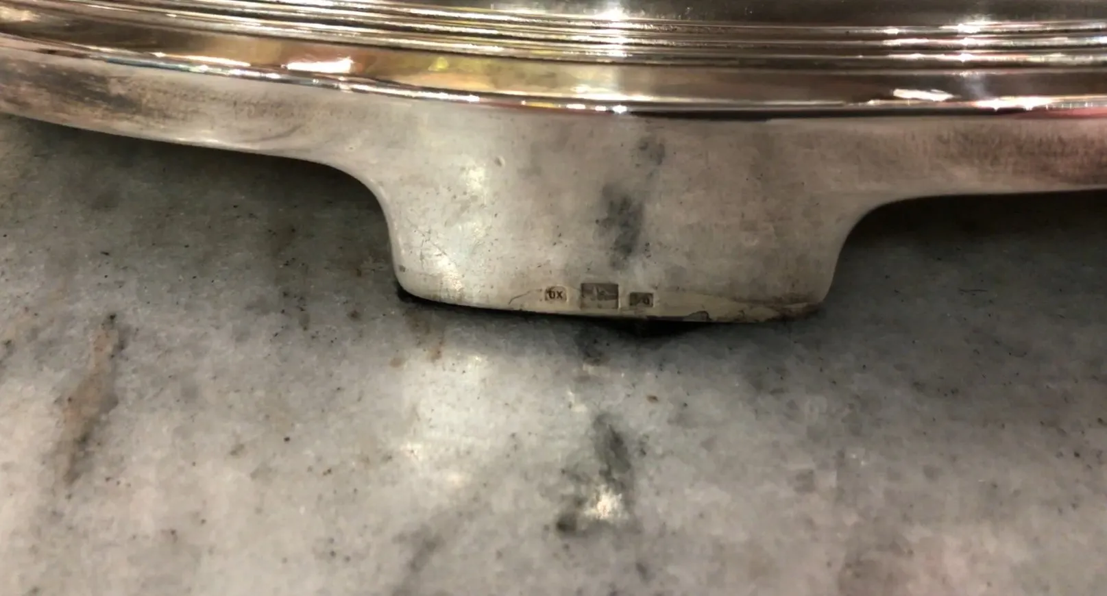 Miroir ancien avec des détails ornementaux, élégant et classique.