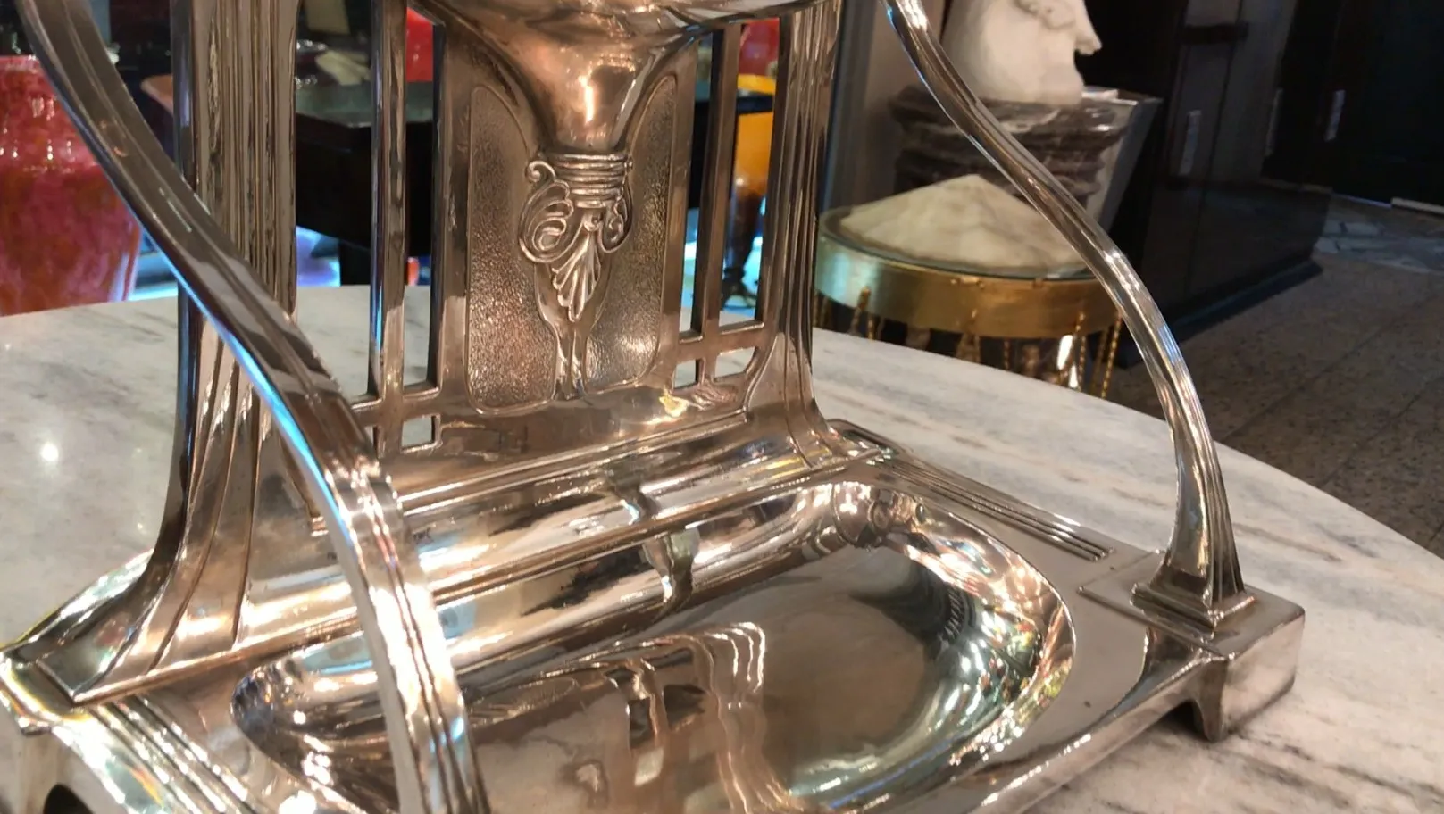 старинное зеркало с гравировкой в стиле Арт Нуво