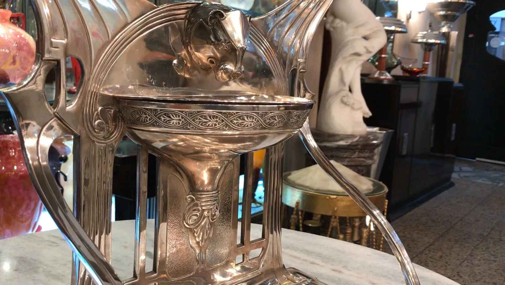 specchio antico con design art nouveau e dettagli decorativi