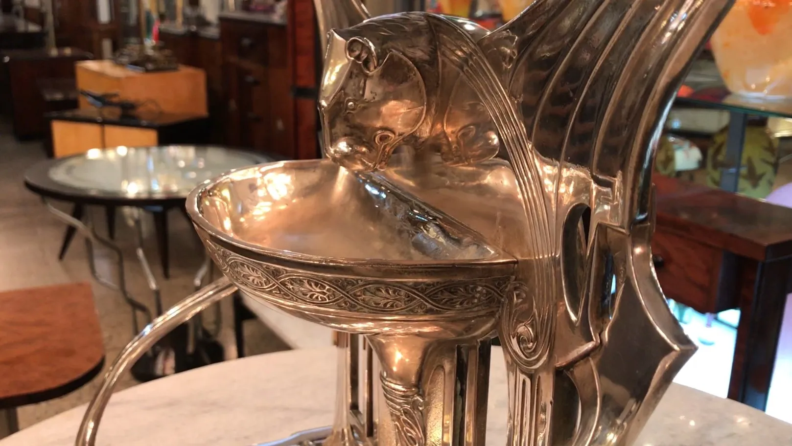 مرآة قديمة مع نقوش زخرفية وشكل أسد