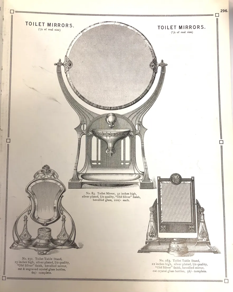 Miroir ancien décoratif en forme circulaire avec base ornée, idéal pour les coiffeuses.