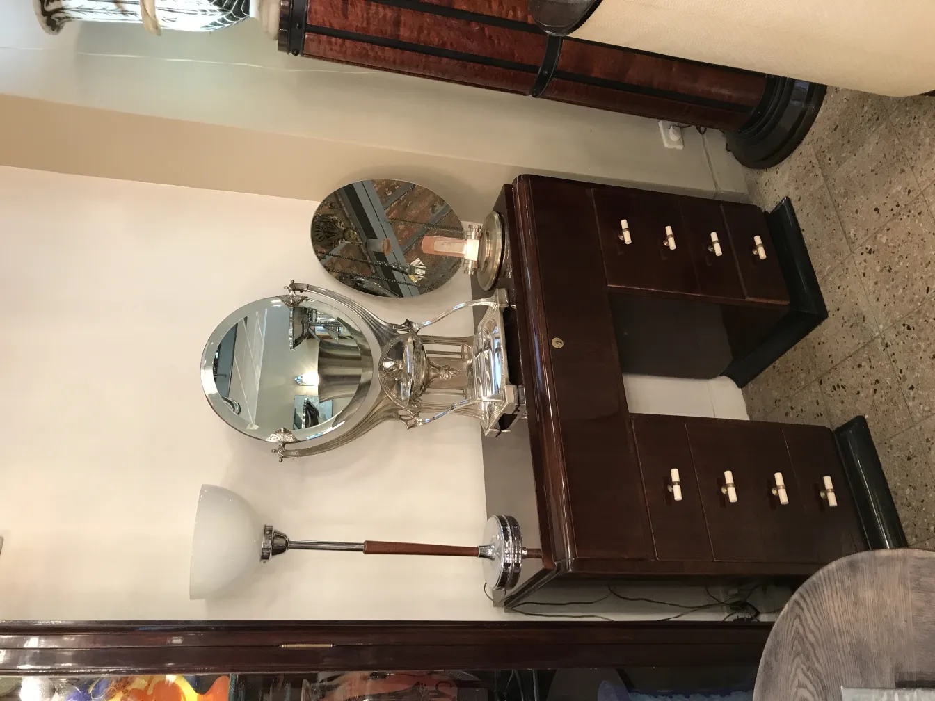 Specchio antico con dettagli eleganti e forma ovale, stile Art Nouveau, parte di una decorazione vintage