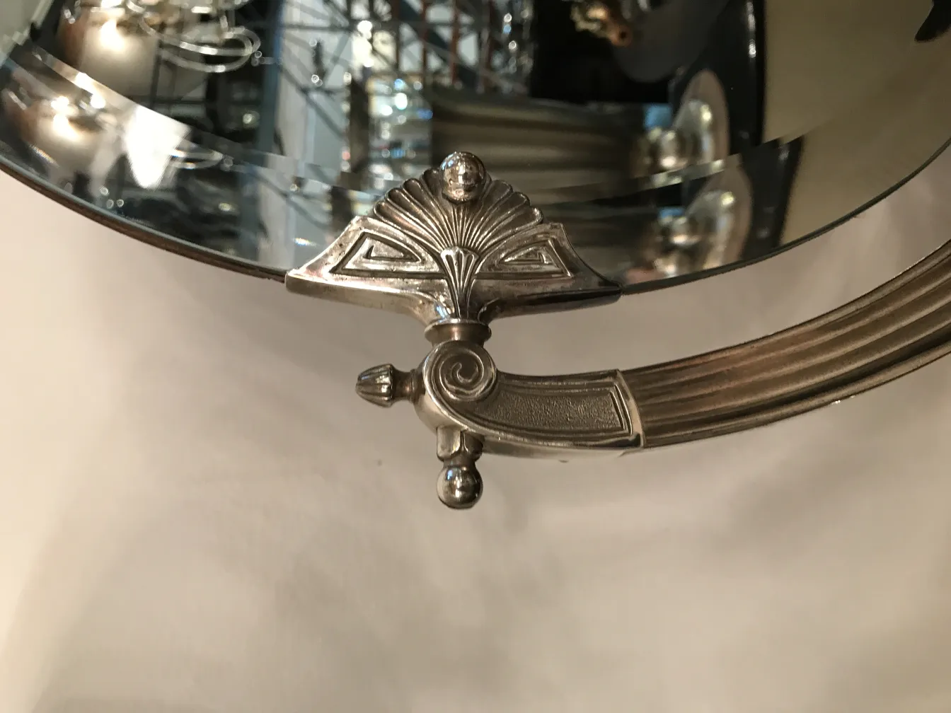 espelho antigo com design de suporte art nouveau