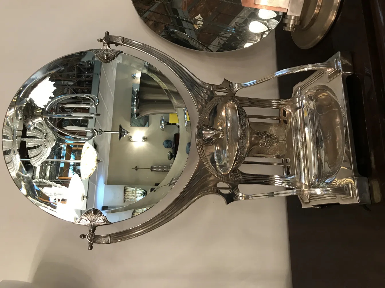 espelho antigo com base decorativa em estilo Art Nouveau.