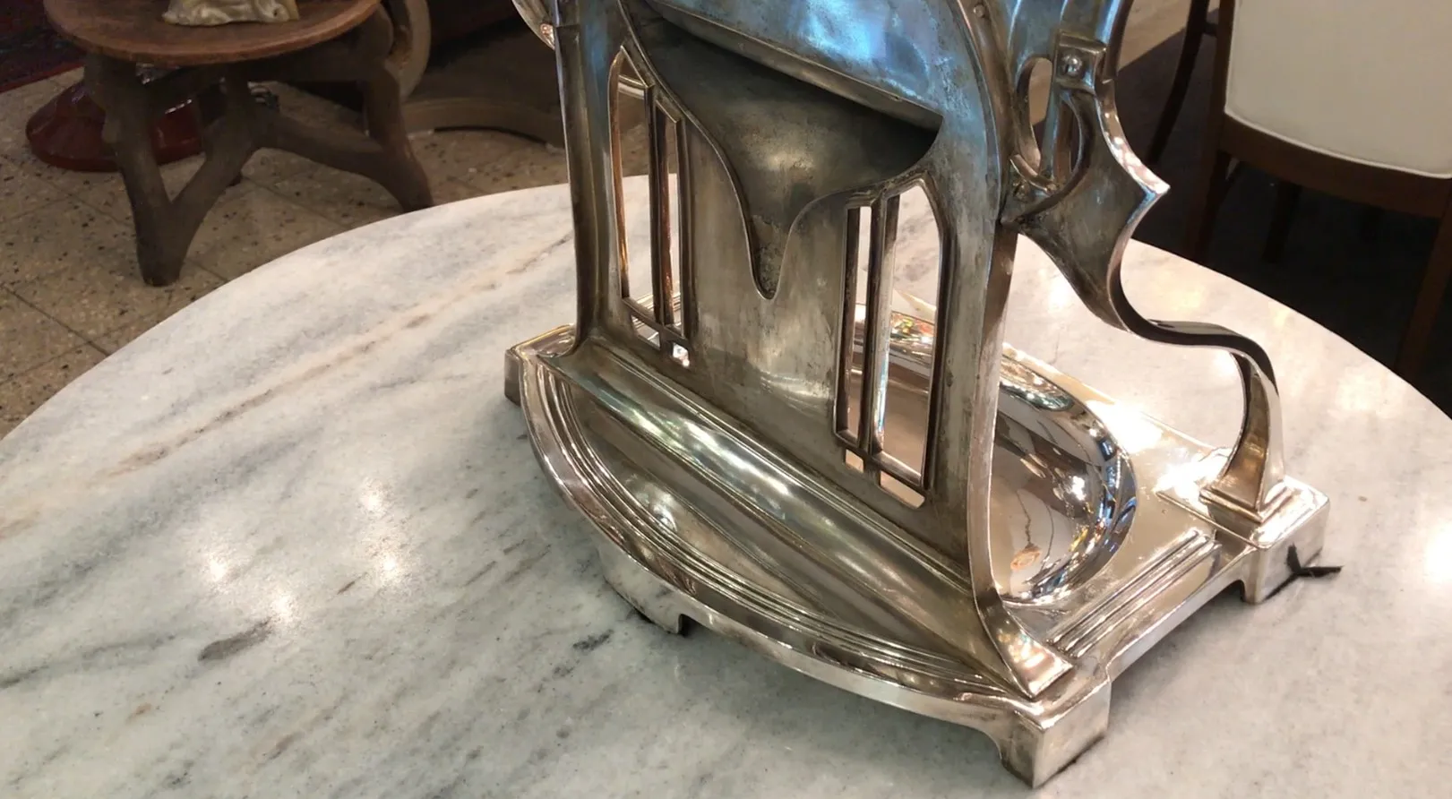 Antikes Art Nouveau Spiegel mit dekorativem Sockel im Umfeld