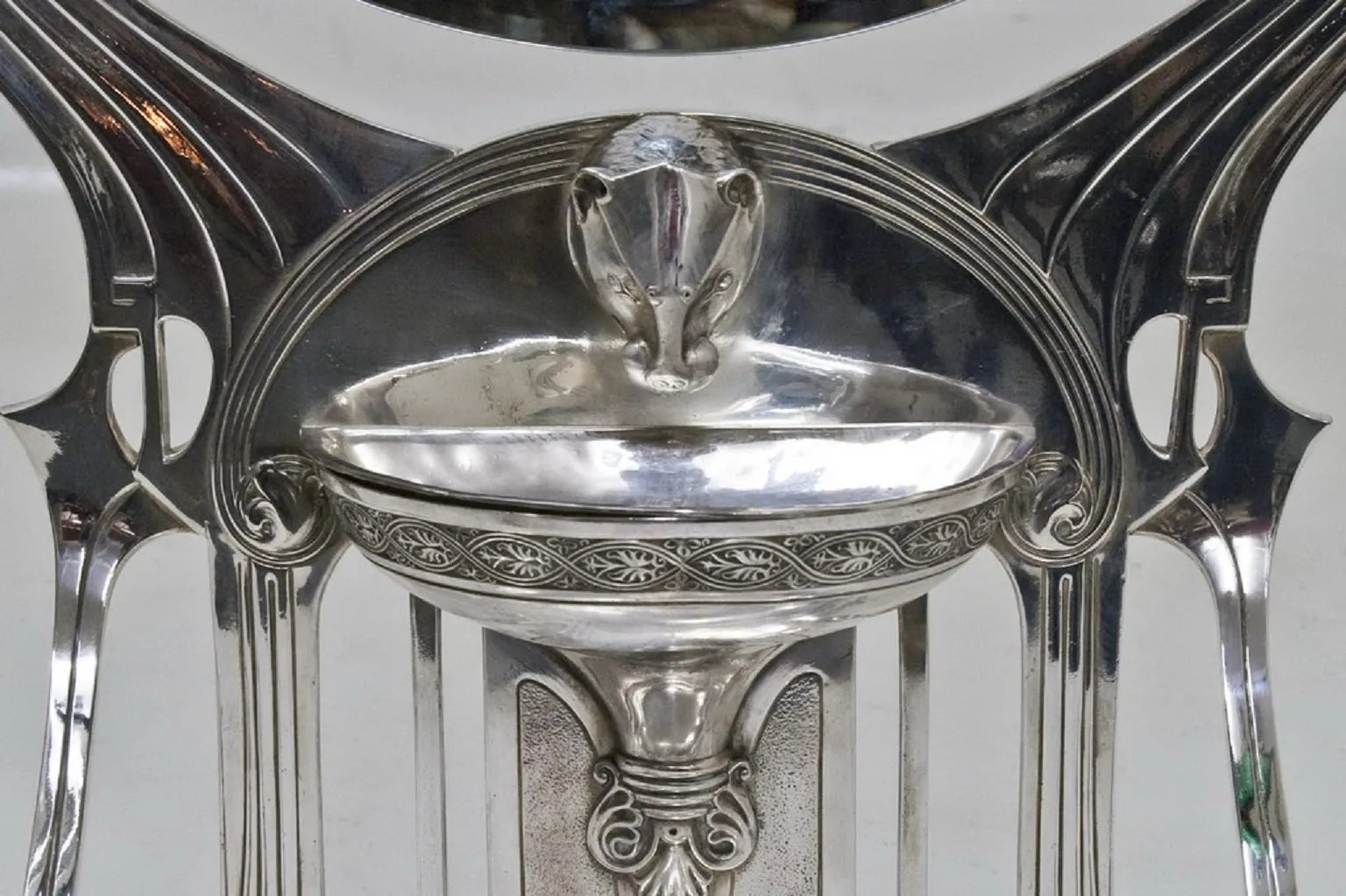 espelho antigo apresentando detalhes decorativos elegantes e uma forma estilizada em um ambiente clássico