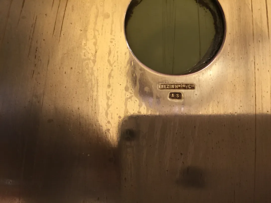 старинное зеркало с блестящей рамой и декоративными элементами